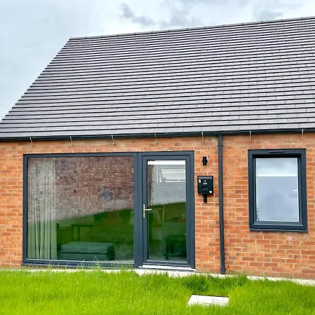 Garden View - 2 Bedroom Bungalow * York