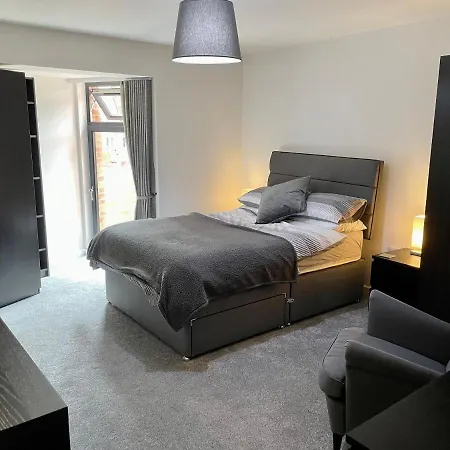 Garden View - 2 Bedroom Bungalow * York