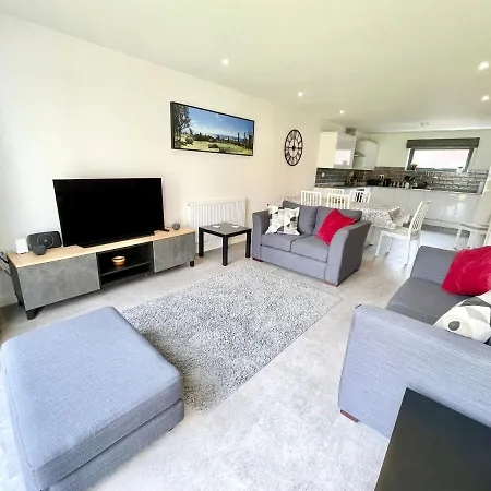 Garden View - 2 Bedroom Bungalow * York